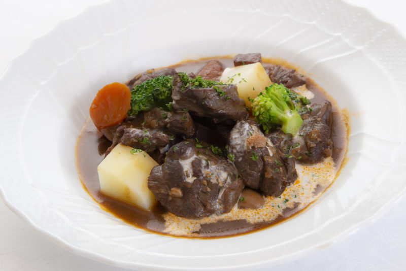 鹿肉の赤ワイン煮込み